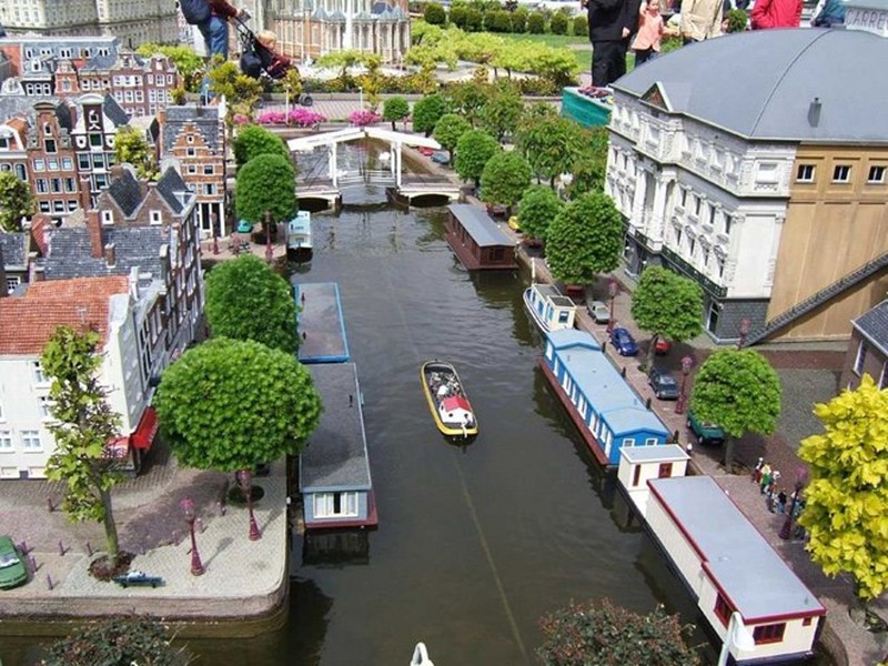 Mô hình  nước Hà Lan thu nhỏ được đặt trong công viên Madurodam ở The Hague, Hà Lan với tỉ lệ 1:25, bao gồm các tòa nhà, sông suối, và ngay cả những con tàu điện, xe hơi, tàu hỏa, tàu thủy và những cây cầu.